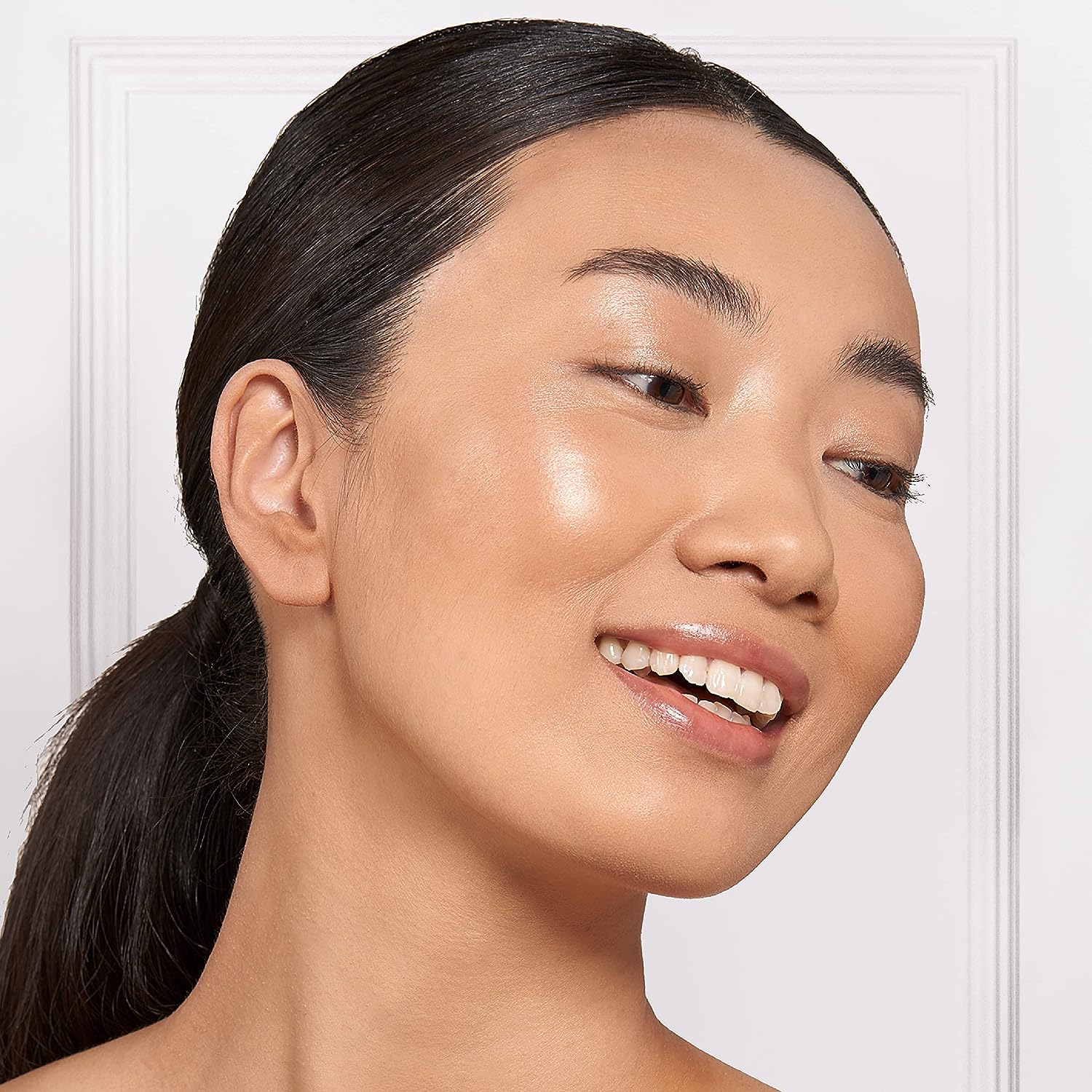 L’Oréal Paris Makeup True Match Lumi Glotion, Natural Glow Enhancer, Illuminator Highlighter Skin Tint, for an All Day Radiant Glow, Light, 1.35 Ounces