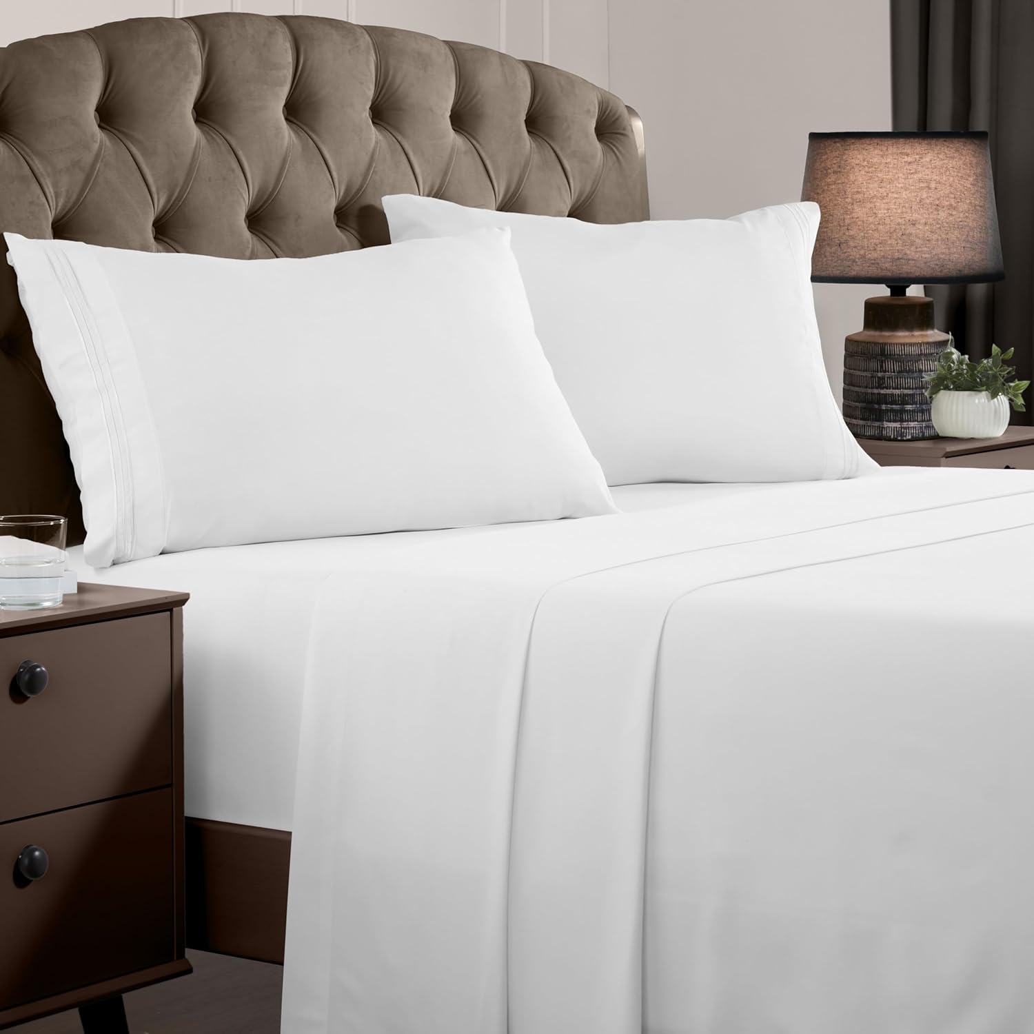 Mellanni Queen Sheet Set - 4 PC Iconic Collection Bedding Sheets &amp; Pillowcases - Hotel Luxury, Extra Soft, Cooling Bed Sheets - Deep Pocket up to 16" - Wrinkle, Fade, Stain Resistant (Queen, White)