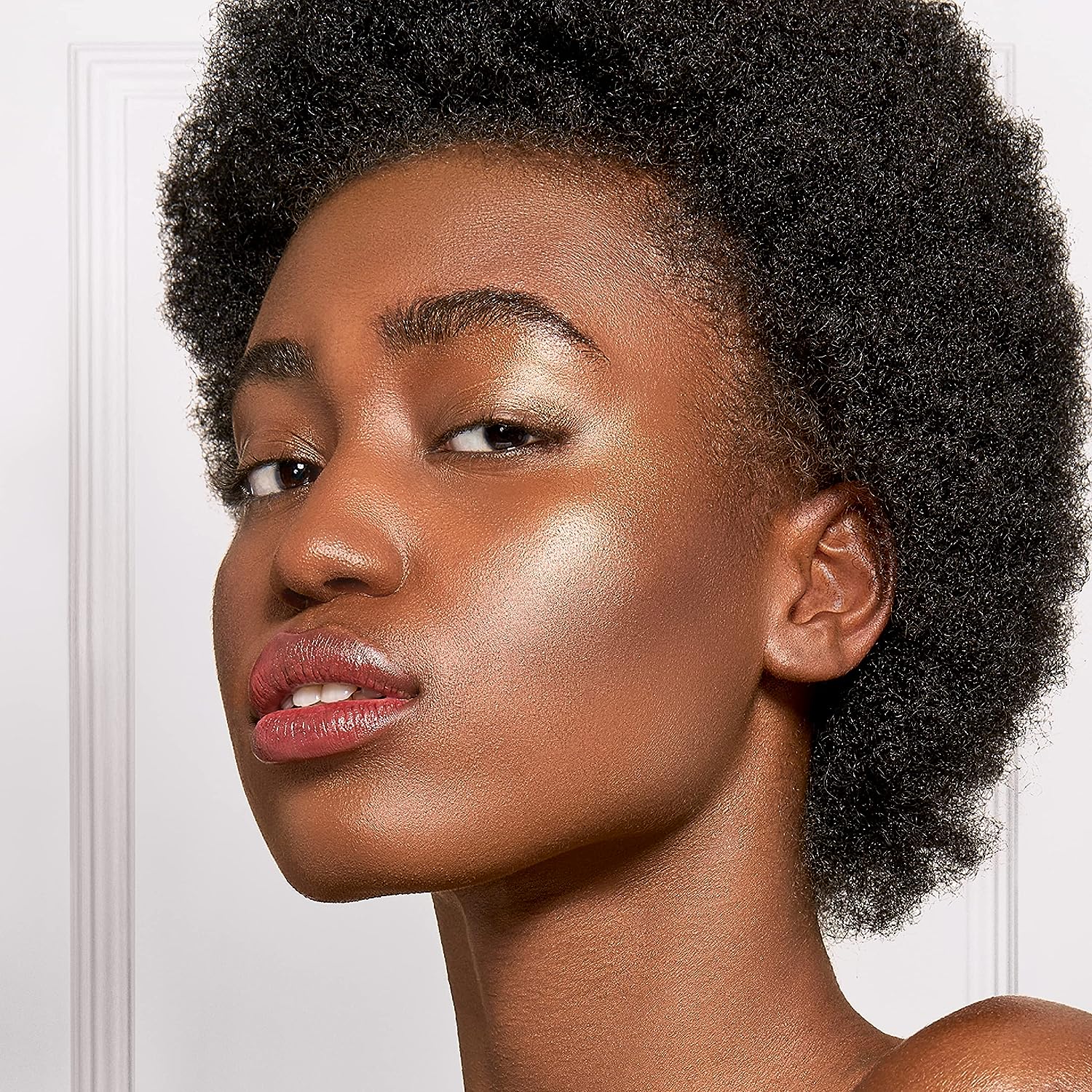 L’Oréal Paris Makeup True Match Lumi Glotion, Natural Glow Enhancer, Illuminator Highlighter Skin Tint, for an All Day Radiant Glow, Deep, 1.35 Ounces