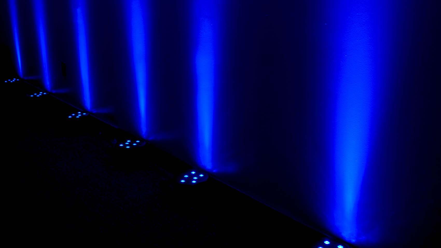 American DJ Fog Fury Jett 700W Vertical Fog Machine w/12 LED+Battery Par Light
